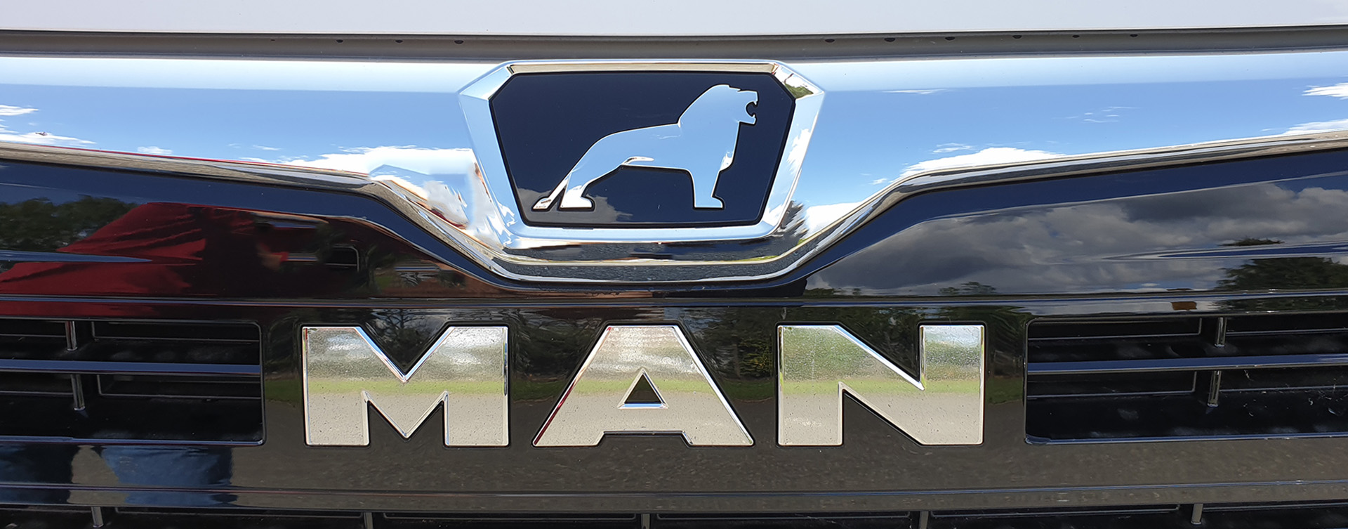 MAN Event Van 06a Photo of MAN grill badge